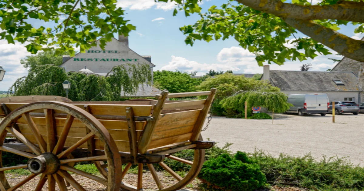 Sarl Les Trois Maillets Hotel Restaurant A Blois Saisonnier Salle Et Cuisine